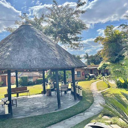 Reed Mat Lodge Lusaka Extérieur photo