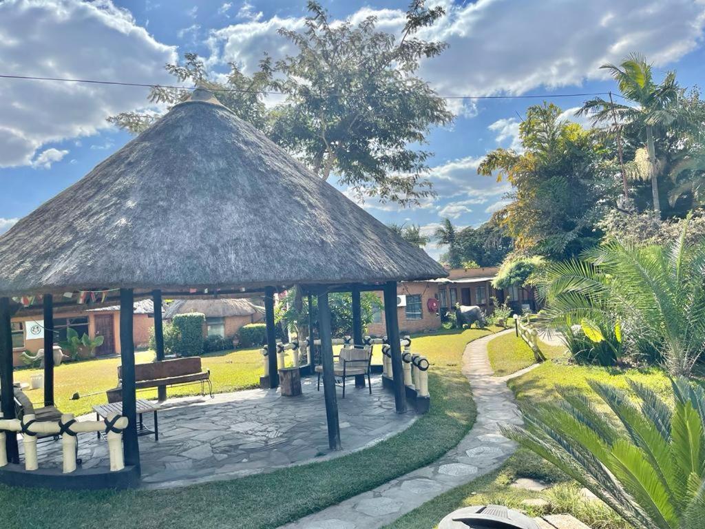 Reed Mat Lodge Lusaka Extérieur photo